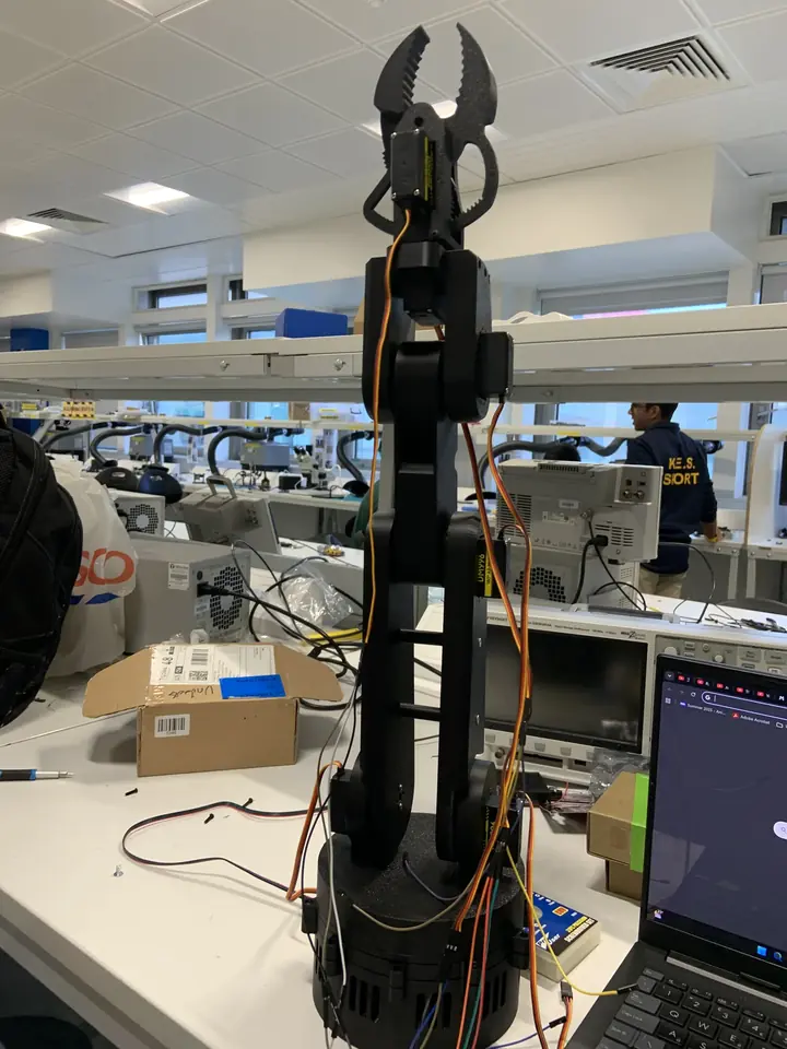 Robot arm standing upright in the lab